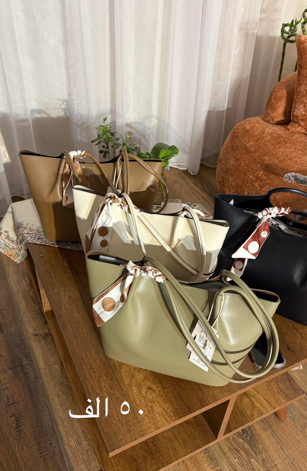 Shiny tote with scarf