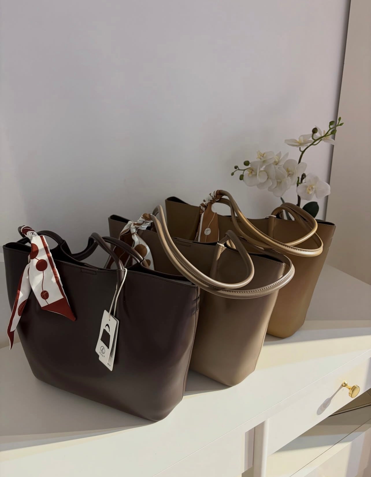 Shiny tote with scarf